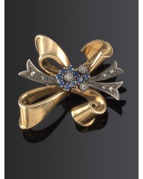 716-BROCHE CHEVALIER CON ROSETÓN DE DIAMANTES. sobre una montura en forma de lazo de oro amarillo de 18k y plata.