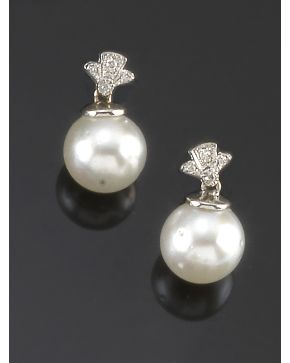 718-PENDIENTES COLGANTES DE BRILLANTES Y PERLA AUSTRALIANA DE 9.5MM DE DIÁMETRO. Montura de oro blanco de 18k.