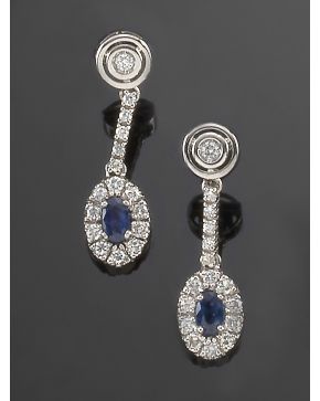 726-PENDIENTES COLGANTES CON DOBLE CHATÓN DE BRILLANTES Y ROSETÓN DE ZAFIRO Y BRILLANTES. Montura en oro blanco de 18K.