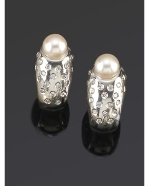 740-MODERNOS PENDIENTES DE BRILLANTES CON PERLAS CULTIVADAS. sobre una ancha montura de oro blanco de 18k.