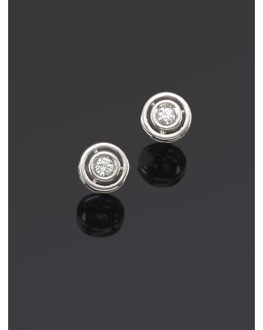 743-PENDIENTES DOBLE CHATÓN DE BRILLANTES. Montura de oro blanco de 18k. 