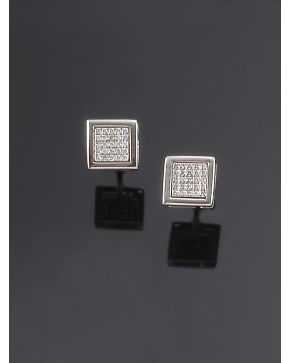 748-PENDIENTES CUADRADOS DE PAVÉ DE BRILLANTES. Montura de oro blanco de 18k. 