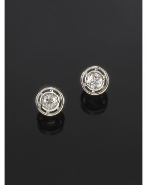 759-PENDIENTES DOBLE CHATÓN DE BRILLANTES. Montura de oro blanco de 18k. 