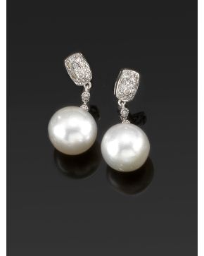 764-PENDIENTES DE BRILLANTES Y PERLAS AUSTRALIANAS DE 11.5MM DE DIÁMETRO. Montura de oro blanco de 18k. 