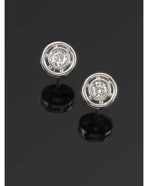 769-PENDIENTES CHATONES DOBLES DE BRILLANTES. Montura de oro blanco de 18k. 