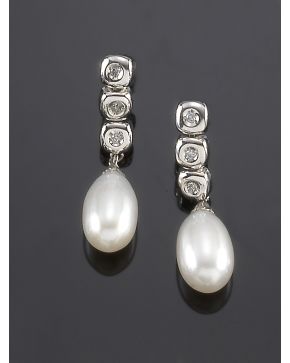 775-PENDIENTES LARGOS DE CHATONES DE BRILLANTES Y PERLA CULTIVADA. Montura de oro blanco de 18k. 