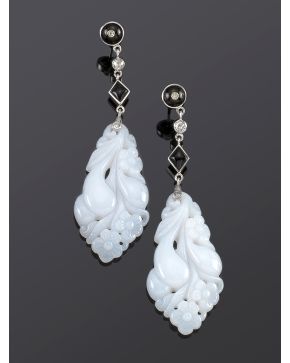 776-DELICADOS PENDIENTES LARGOS DE BRILLANTES. ÓNIX  Y PLACA DE JADE BLANCA CALADA. Montura de oro blanco de 18k.