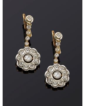 807-PENDIENTES ROSETONES DE BRILLANTES Y ESMERALDA CENTRAL. Montura de oro blanco de 18k. 