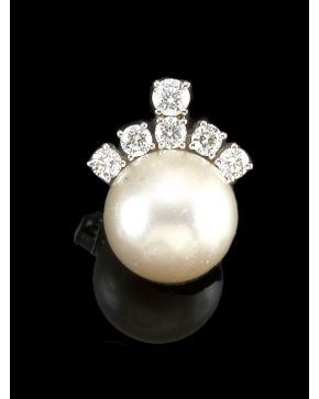 814-ELEGANTE COLGANTE CON UNA PERLA AUSTRALIANA DE 17 MM DE DIAMETRO CORONADA POR 6 BRILLANTES. que suman un total de 1.25 CT APROX.. montura en oro blanc