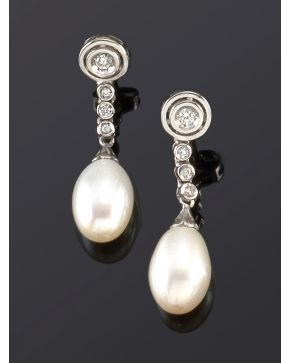 818-PENDIENTES DE BRILLANTES Y PERLA CULTIVADA. Montura de oro blanco de 18k. 