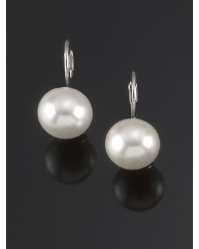 82-PENDIENTES COLGANTES DE PERLAS AUSTRALIANAS. Montura de oro blanco de 18k. 