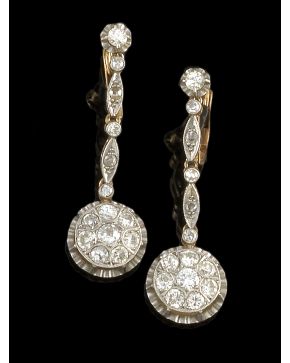 821-PENDIENTES LARGOS ANTIGUOS DE DIAMANTES. Montura de oro amarillo y frente en platino.