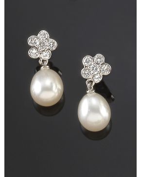 823-PENDIENTES FLOR DE BRILLANTES Y PERLITA CULTIVADA. Montura de oro blanco de 18k. 