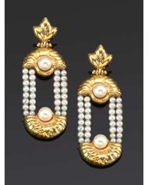 831-PENDIENTES LARGOS FORMADOS POR HILERAS DE PERLAS. Montura de oro amarillo de 18k.