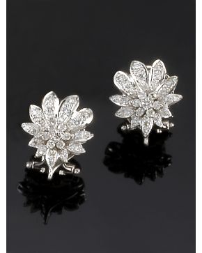 84-ELEGANTES PENDIENTES FLORES CUAJADAS DE PAVÉ DE BRILLANTES. Montura de oro blanco de 18k. 