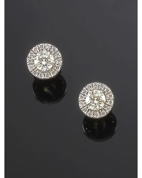 844-PENDIENTES DE BRILLANTES CON UNO CENTRAL DE 0.25 CT. APROX. Montura de garras en oro blanco de 18k.