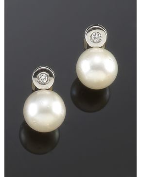 845-PENDIENTES DE PERLA AUSTRALIANA Y CHATÓN DE BRILLANTES. Montura en oro blanco de 18k.