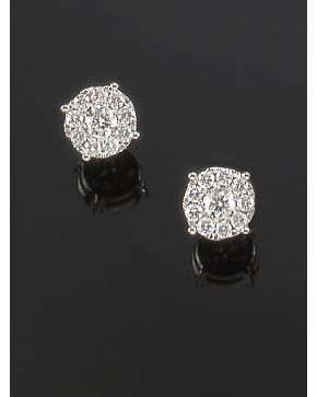 847-PENDIENTES DE BRILLANTES con uno central de mayor tamaño. sobre una montura de oro blanco de 18k. Peso total de los brillantes: 0.60 ct. aprox.