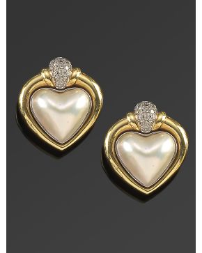 853-ELEGANTES PENDIENTES. AÑOS 80. FIRMADOS MESARA DE MADREPERLA EN FORMA DE CORAZÓN. Montura de oro amarillo de 18k.