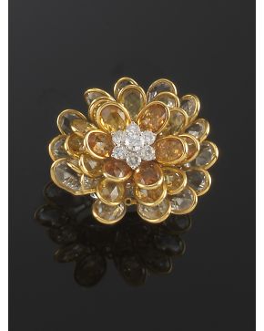 859-ORIGINAL SORTIJA FLOR DE PÉTALOS MÓVILES DE ZAFIROS AMARILLOS Y CENTRO DE BRILLANTES. Montura de oro amarillo de 18k. 