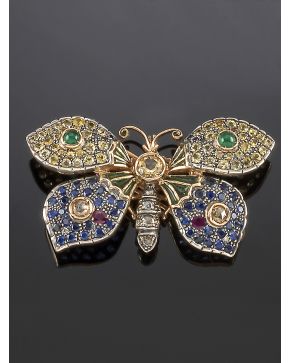 868-BELLA MARIPOSA BROCHE DE ZAFIROS DE COLORES. RUBÍES Y ESMERALDAS. Montura de plata y oro rosa de 18k.