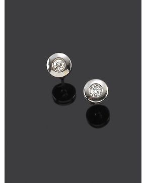 884-PENDIENTES CHATONES DE BRILLANTES. Montura de oro blanco de 18k. 