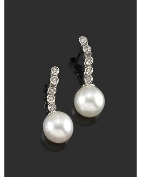 893-PENDIENTES CHATONES DE BRILLANTES Y PERLAS AUSTRALIANAS. Montura de oro blanco de 18k. 