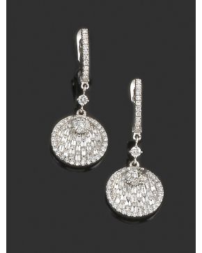 899-PENDIENTES COLGANTES CIRCULARES CUAJADA DE DIAMANTES. TALLA BRILLANTE Y BAGUETTE. Montura de oro blanco de 18k.