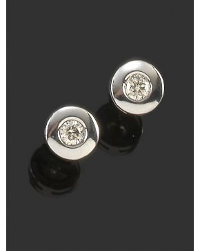 921-PENDIENTES CHATONES DE BRILLANTES. Montura de oro blanco de 18k. 