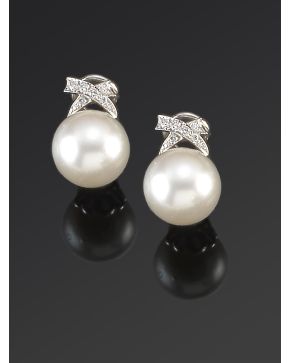 922-PENDIENTES DE ASPAS DE BRILLANTES Y PERLAS AUSTRALIANAS DE 13MM DE DIÁMETRO DE GRAN PERFECCIÓN. Montura de oro blanco de 18k. 