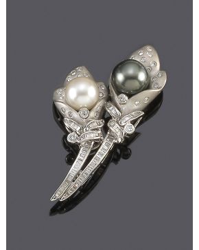 929-ELEGANTE BROCHE EN FORMA DE TULIPANES DE PERLA AUSTRALIANA Y TAHITÍ Y DETALLE DE DIAMANTES. TALLA BRILLANTE Y BAGUETTE. Montura de oro blanco de 18k.