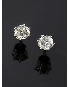 93-ELEGANTES PENDIENTES DORMILONAS DE BRILLANTES DE 0.40 CT. APROX CADA UNO. sobre una montura de garras en oro blanco de 18k.