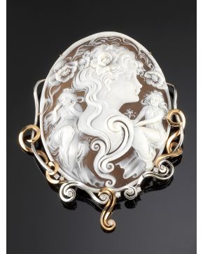 940-GRAN BROCHE CAMAFEO EN ÁGATA BICOLOR CON ESCENAS FEMENINAS. Montura de oro blanco y amarillo de 18k salpicada de brillantes. 