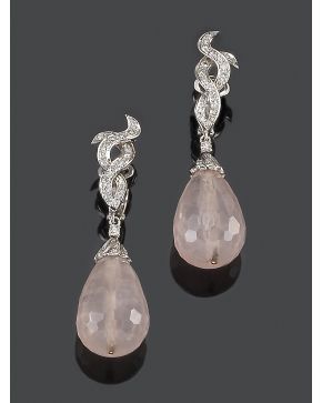 941-BELLOS PENDIENTES LARGOS DE BRILLANTES Y PERILLAS FACETADAS DE CUARZOS ROSAS. Montura de oro blanco de 18k. 