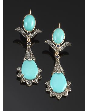 960-ELEGANTES PENDIENTES DE TURQUESAS NATURALES CON DIAMANTES Y ZAFIROS. Diseño estilo antiguo con bellos cabujones y lágrima de turquesa.