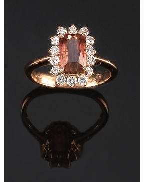 975-DELICADA SORTIJA ROSETÓN DE TURMALINA CENTRAL DE 2.44CT.APROX ORLADA DE BRILLANTES. Montura de oro rosa de 18k. 