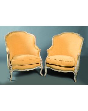 1362-Pareja de sillones S.XIX en madera torneada y estofada con tapizado de chenilla en terciopelo amarillo. Desperfectos.