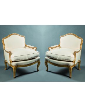 1387-Pareja de sillones en madera con tapicería blanca y remates en dorado.