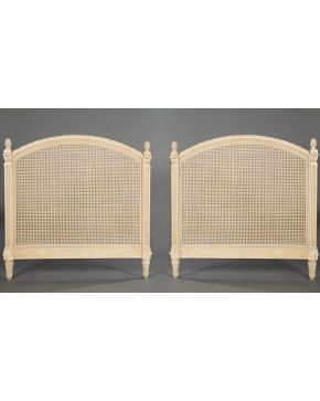 599-Pareja de cabeceros de rejilla estilo Luis XVI en madera decapada en blanco y remates en forma de piña.