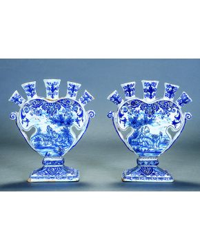 668-Pareja de tulipaneros en porcelana esmaltada centroeuropea con decoración azul cobalto de elementos vegetales e insectos en un lado y escena bucólica 