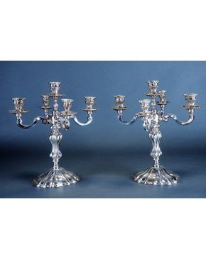 1044-Pareja de candelabros de cinco luces en plata española punzonada con brazos en forma de voluta y pie polilobulado.