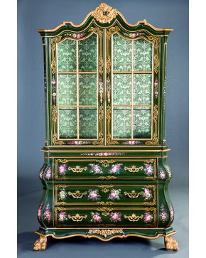 1177-Mueble vitrina en madera pintada con decoración de flores y detalles en dorado. Parte superior acristalada dividida en tres alturas con fondo damasqui