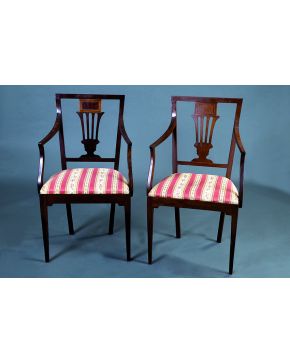 840-Pareja de sillones estilo Hepplewhite en madera con la carecterística pala del respaldo calada y tapizados en seda de rayas.