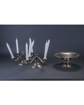 837-Pareja de candelabros de cuatro luces en plata española punzonada con decoración vegetal cincelada en los mecheros. hojas exentas en el fuste y figura