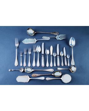 897A-Elegante cubertería para seis servicios. con el doble de cubiertos de merienda. en plata española de Durán modelo lazo en plata 925. Inicales grabadas