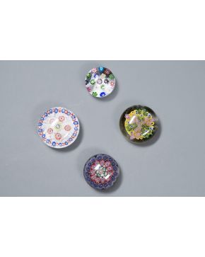 935-Lote de 4 pisapeles millefiori en cristal de Baccarat.