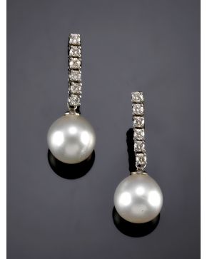 1003-PENDIENTES RIVIERE DE BRILLANTES EN GARRAS Y PERLAS AUSTRALIANAS DE 12MM DE DIÁMETRO. Montura de oro blanco de 18k. 