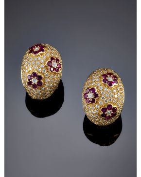 1008-PENDIENTES DE BRILLANTES CON FLORES DE RUBÍES. de gran calidad. sobre una importante montura bombé en oro amarillo de 18k.