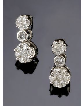 1027-PENDIENTES DOBLE ROSETÓN DE BRILLANTES. Montura de oro blanco de 18k. 