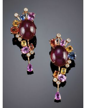 1028-BELLOS PENDIENTES CABUJÓN DE RUBÍ. ZAFIROS MULTICOLORES Y BRILLANTES. Montura de oro rosa de 18k.